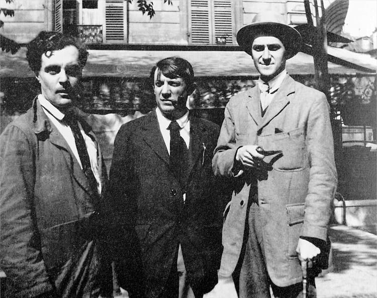 Modigliani, Picasso y André Salmon frente al Café de la Rotonde, Montparnasse, en 1916, París. La foto fue sacada por Jean Cocteau (Modigliani Institut Archives Légales) 