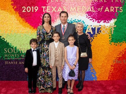 Matthew McConaughey con su familia: su esposa Camila Alves, su hijos Levi, Livingston y Vida, y su madre su madre Kay McCabe. (Suzanne Cordeiro/Shutterstock)