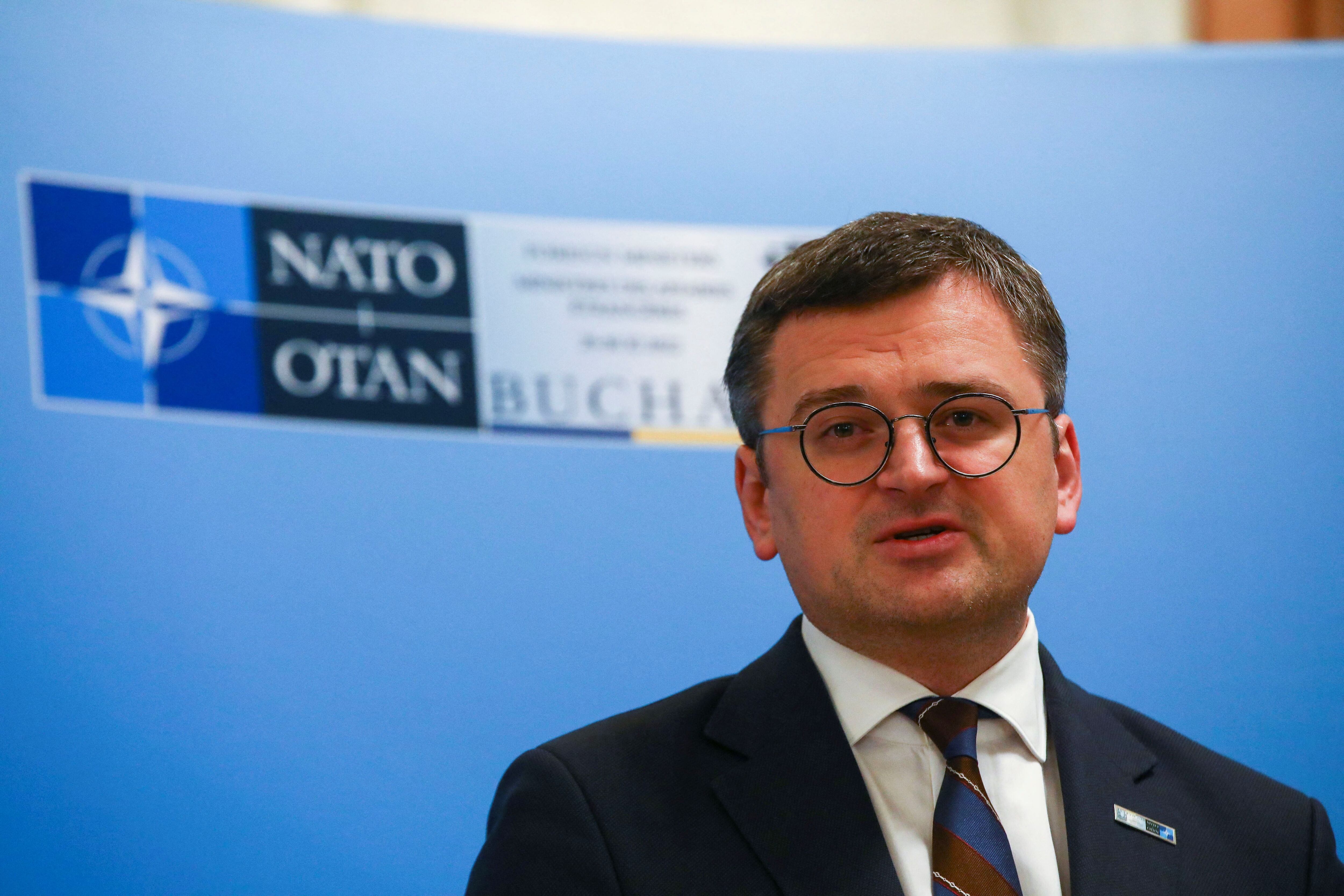 El ministro de Relaciones Exteriores de Ucrania, Dmytro Kuleba, habla durante la reunión de ministros de Relaciones Exteriores de la OTAN en Bucarest, Rumania, el 29 de noviembre de 2022. REUTERS/Stoyan Nenov
