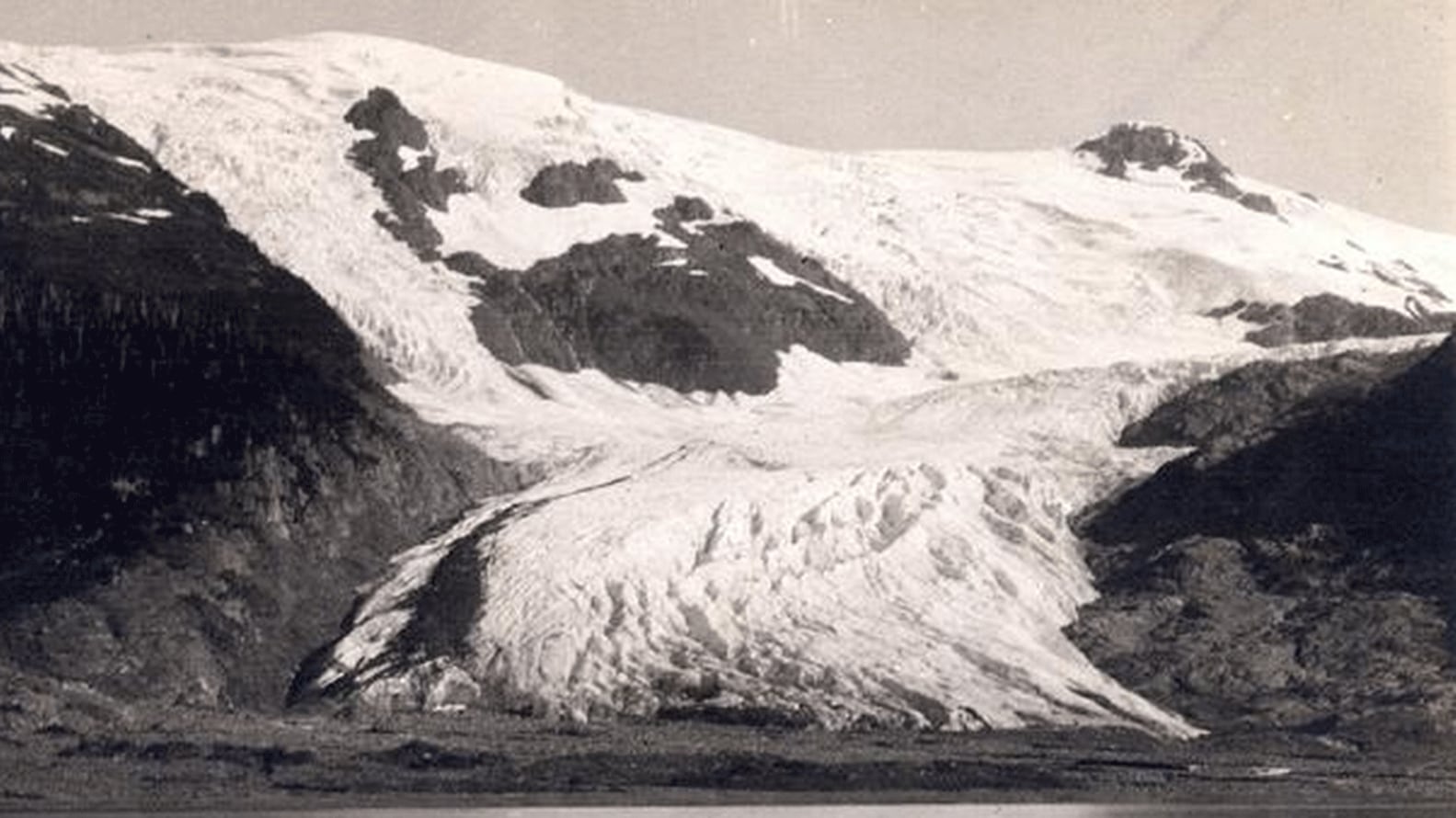 La fotografía de 1905 muestra que al Glaciar Tobogán que fue adelgazando y retrocediendo, y rodeado por una gran roca.&nbsp;Esto sugiere que el retroceso y adelgazamiento comenzaron a mediados y finales del siglo 19 usgs.gov 163