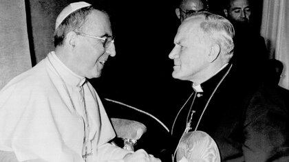 El cardenal Karol Wojtyla junto al papa Juan Pablo I, de quien sería sucesor (AP)