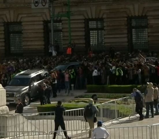 La carroza ingresó ya al Palacio (Captura Foro TV)