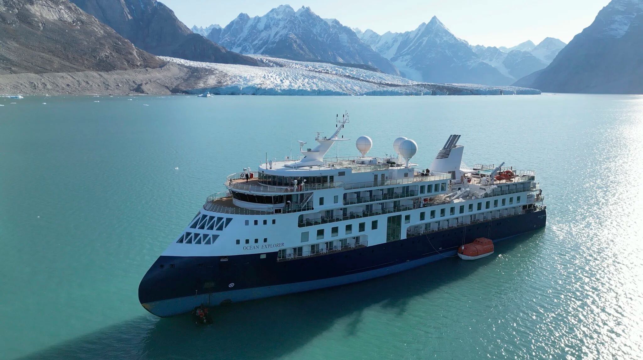 Liberaron el crucero de lujo que estaba varado en Groenlandia y reportaron tres casos de COVID-19 a bordo