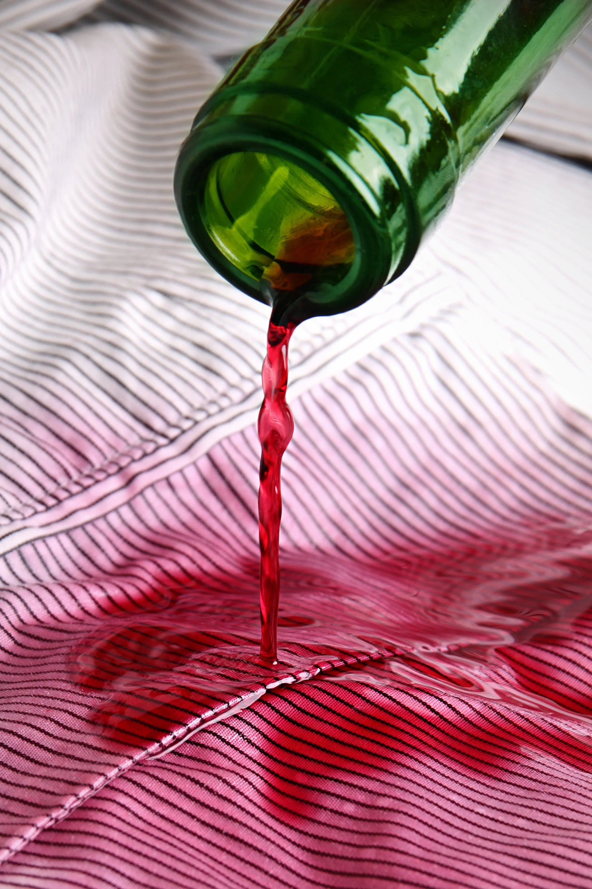Una de las manchas más comunes es el derrame de vino tinto en la ropa, dificiles de sacar pero muy ocurrentes en reuniones con amigos (iStock)