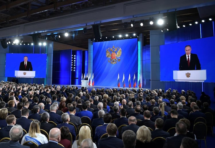 Imágenes del presidente ruso durante el discurso anual ante la Asamblea Federal. (Sputnik / Alexey Nikolsky / Kremlin a través de REUTERS)