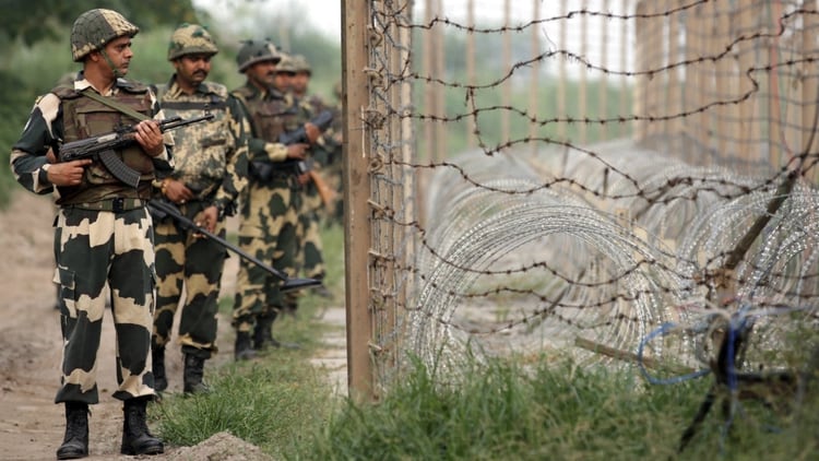 Miembros de la Seguridad y Vigilancia de Fronteras (BSF) patrullan en Chenab cerca de las fronteras entre India y Pakistán, a 60 kilómetros de Cachemira, India (EFE)