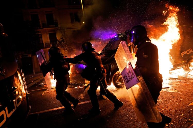 Cerca de 100 personas fueron arrestadas en los últimos tres días de protestas (AP Photo/Bernat Armangue)