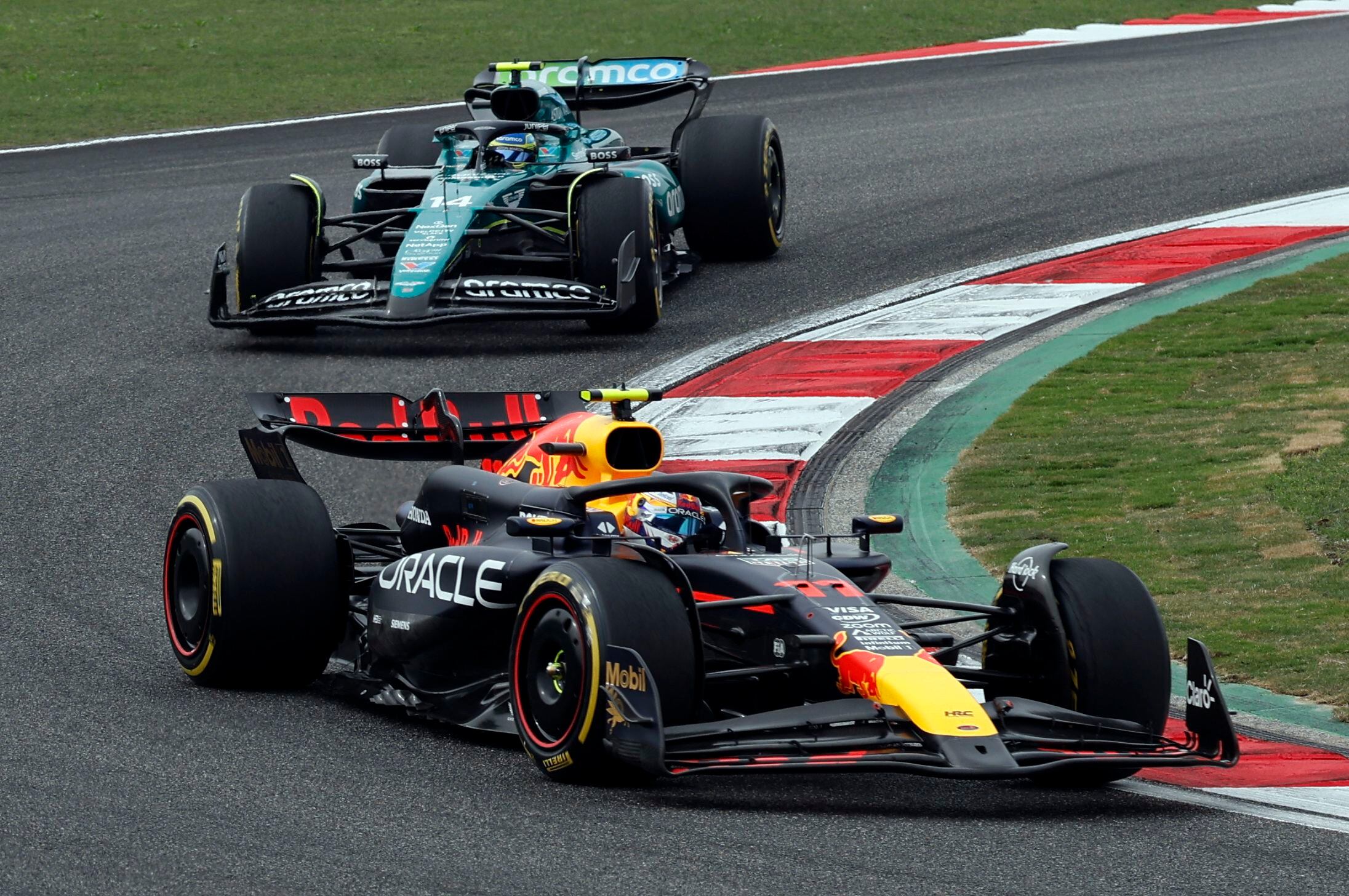 Alonso y Verstappen durante el GP de China (REUTERS/Tyrone Siu).
