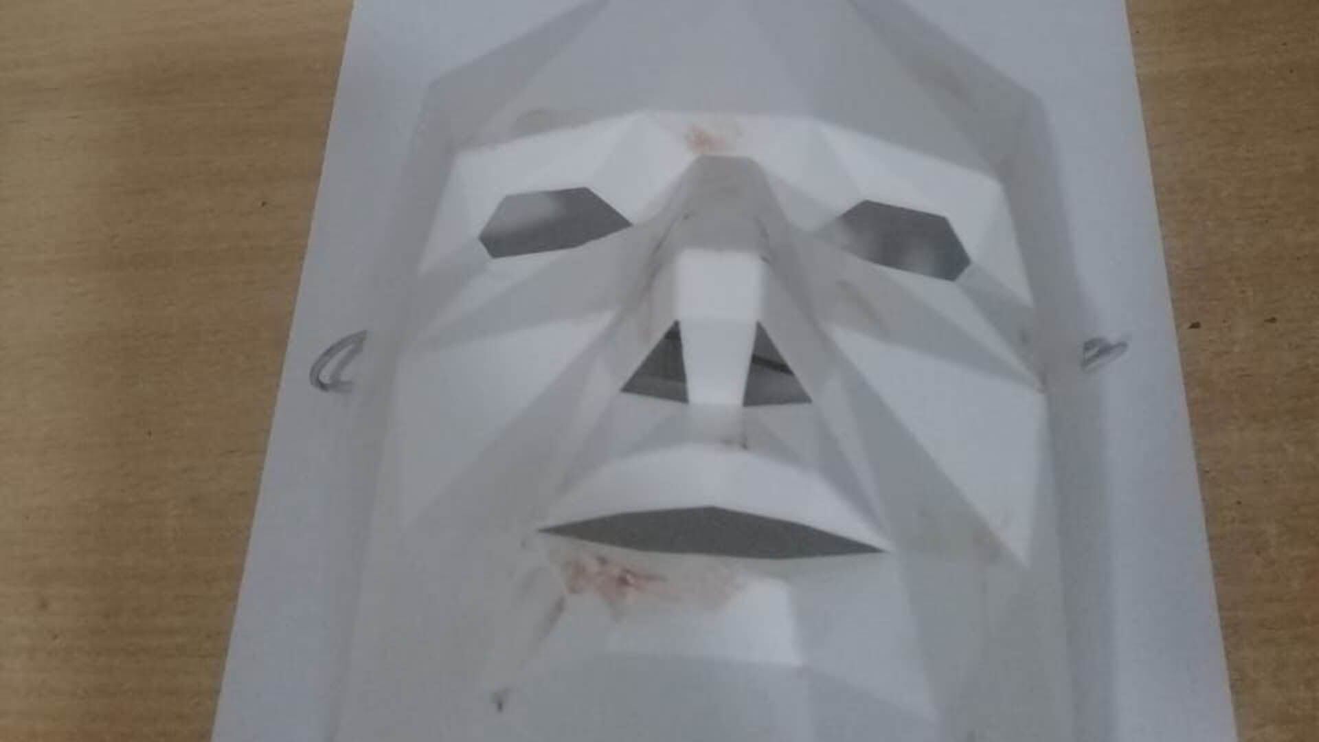 La máscara que usaba el delincuente, con rastros de sangre