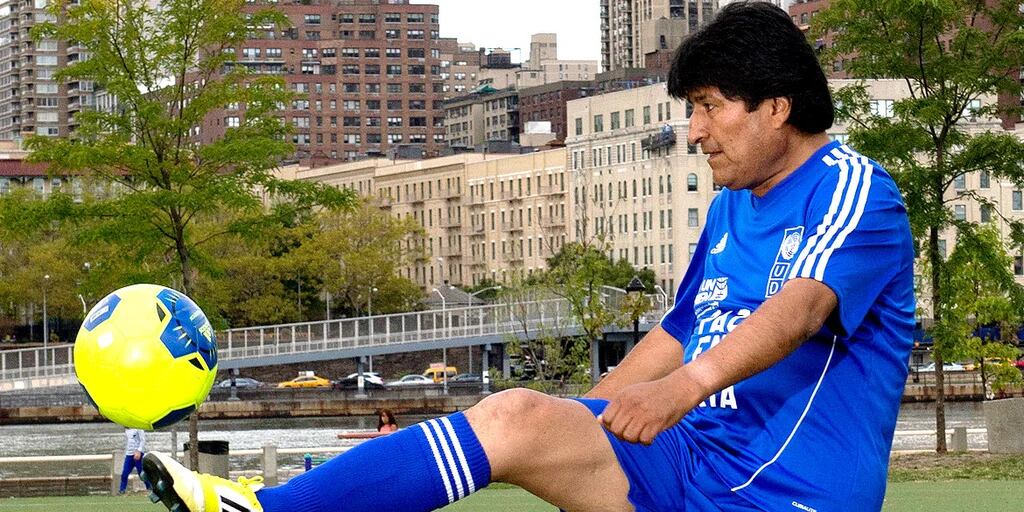 La nueva obsesión de Evo Morales: una copa de fútbol con su propio nombre