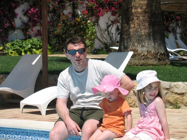 Gerry McCann con la que sería la última fotografía de Maddie durante sus vacaciones en Portugal