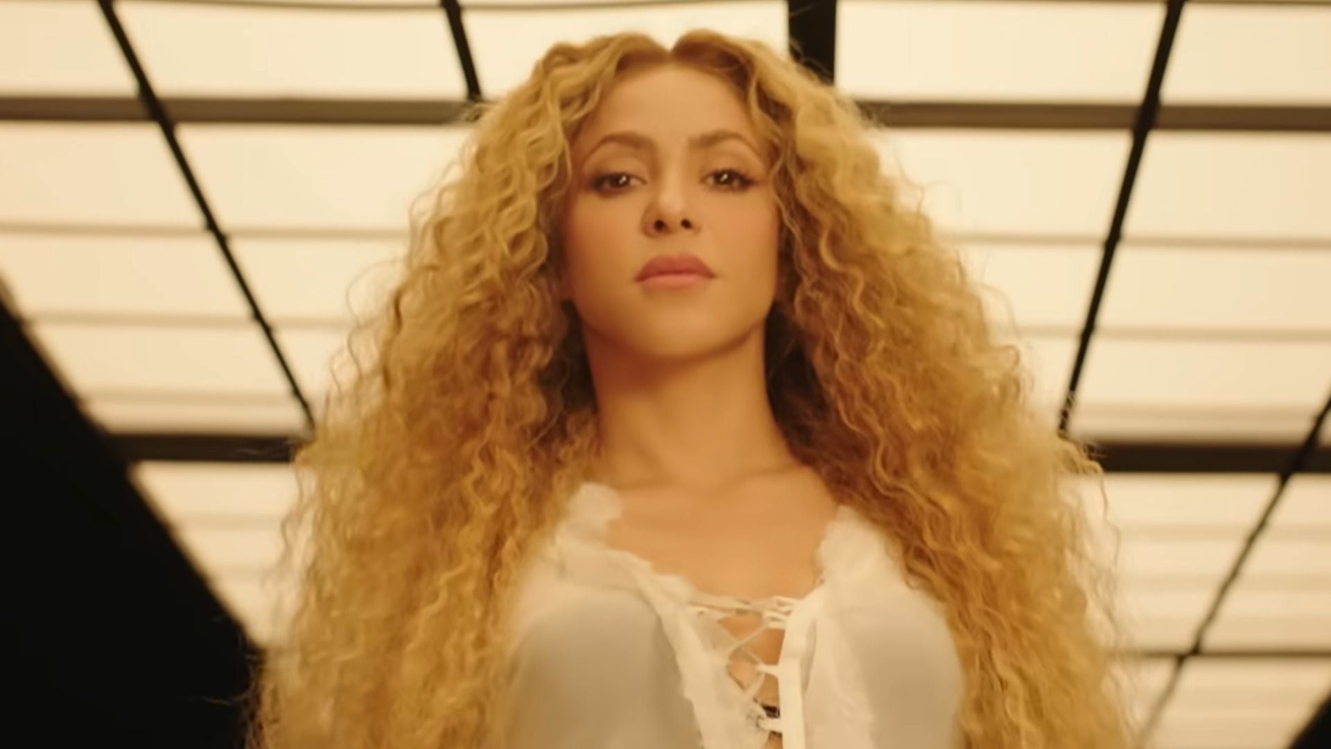 La artista barranquillera mencionó una mujer en su nuevo tema El jefe y sus seguidores se han preguntado, quién es la misteriosa Lili Melgar-crédito captura de pantalla del videoclip de Shakira junto a Fuerza Regida - ‘El Jefe’