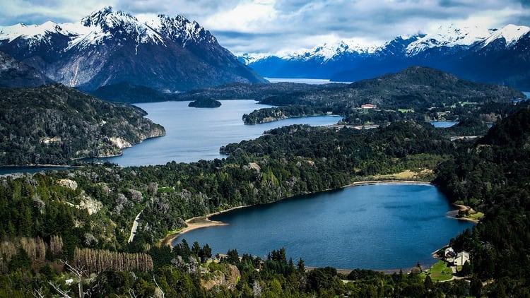 En los márgenes del lago que le da nombre, se ubican las ciudades de San Carlos de Bariloche y Villa La Angostura, famosos centros de esquí internacionales