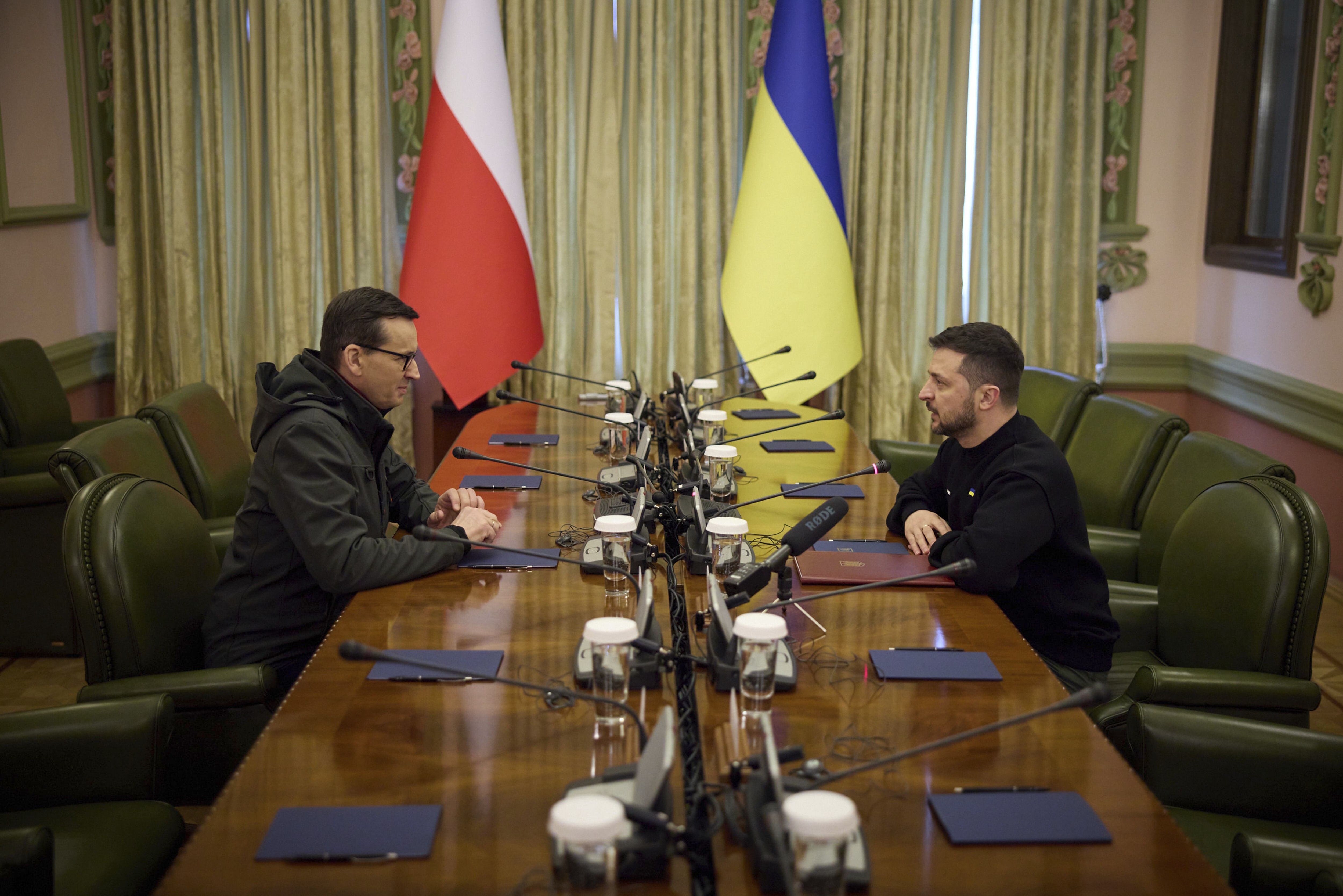 El primer ministro de Polonia, Mateusz Morawiecki, junto al presidente de Ucrania, Volodimir Zelensky (Europa Press/Contacto/Pool /Ukrainian Presidentia)
