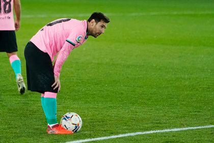 Messi tuvo dos ocasiones concretas de tiro libre frente al Alavés; una, la sacó un defensor en la línea (REUTERS/Vincent West)