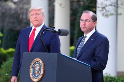 En la imagen, el Secretario de Salud de los Estados Unidos, Alex Azar (d), junto con el Presidente de los Estados Unidos, Donald J. Trump (i).  EFE / Michael Reynolds / Archivo