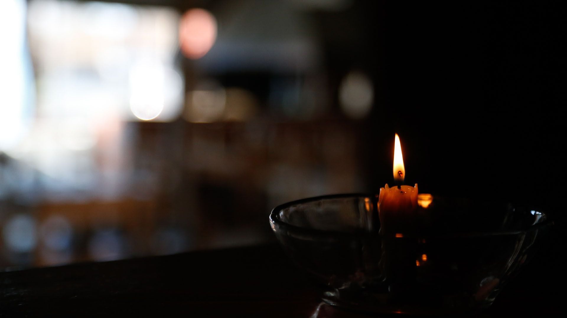 Una vela ilumina una habitación (Foto: Nicolás Aboaf)