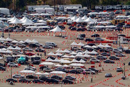 Centro de vacunación en el Dodger Stadium, que recibe a más de 5.000 vehículos por día (AP)