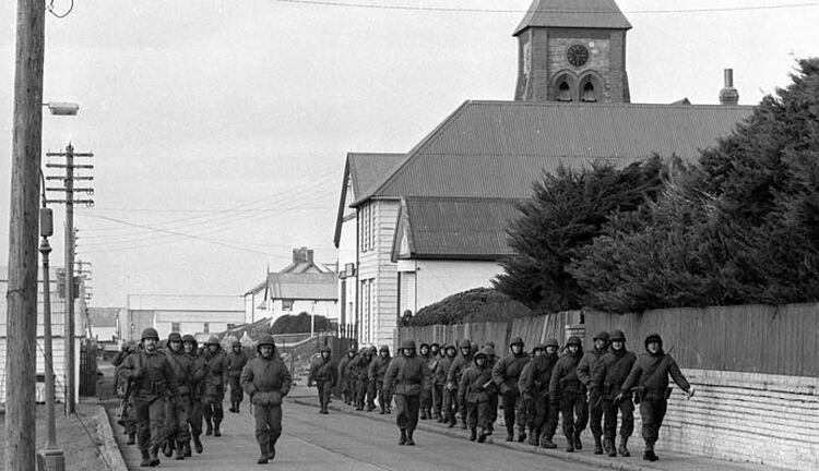 Infantes del 3 marchando en la capital de las islas.