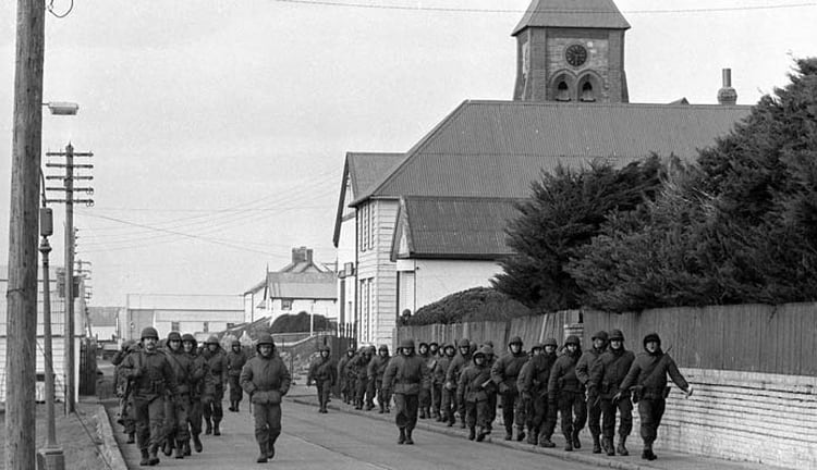 Infantes del 3 marchando en la capital de las islas.