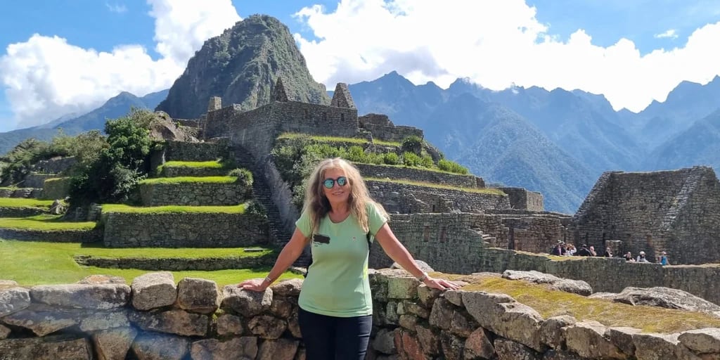 La jubilada que viaja en moto sola, recorrió Argentina y cumplió el sueño de llegar hasta Machu Picchu