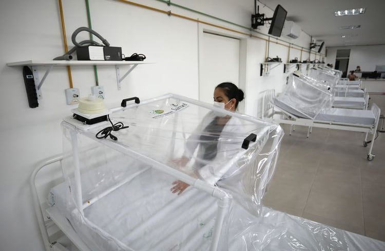 Una trabajadora de la salud prepara una cama en la UCI en un hospital de campaña temporal durante el brote de coronavirus en Manaos, Brasil, 13 de abril de 2020. REUTERS/Bruno Kelly
