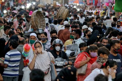 Personas con barbijos en una zona comercial de Mumbai, India (REUTERS/Niharika Kulkarni/archivo)