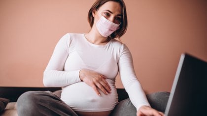 Los resultados del informe indican que algunas personas embarazadas eligen vacunarse contra COVID-19 en todos los trimestres del embarazo (Foto: Shutterstock)