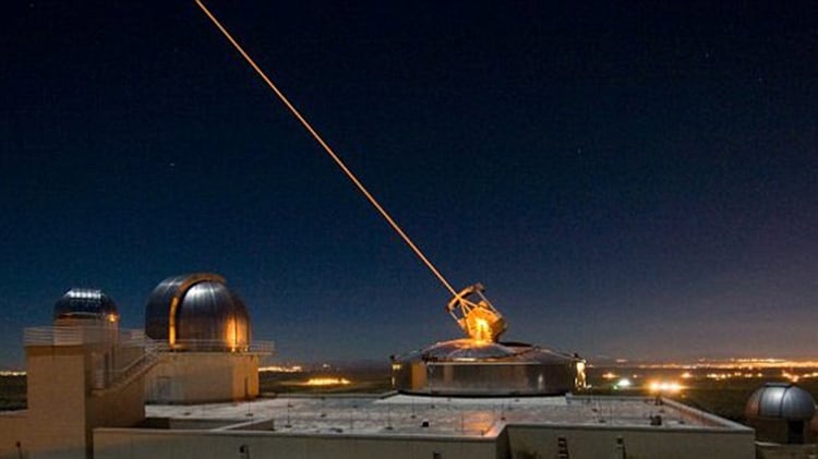 Un láser en el Laboratorio de Investigación de la Fuerza Aérea, donde el Ejército y la Marina están desarrollando sus propios sistemas de armas láser (Air Force)