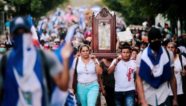 “Obispos, amigos, el pueblo está contigo”, gritó un grupo de manifestantes, mientras el vicario general de la diócesis de Managua, Carlos Avilés, agradecía a la muchedumbre