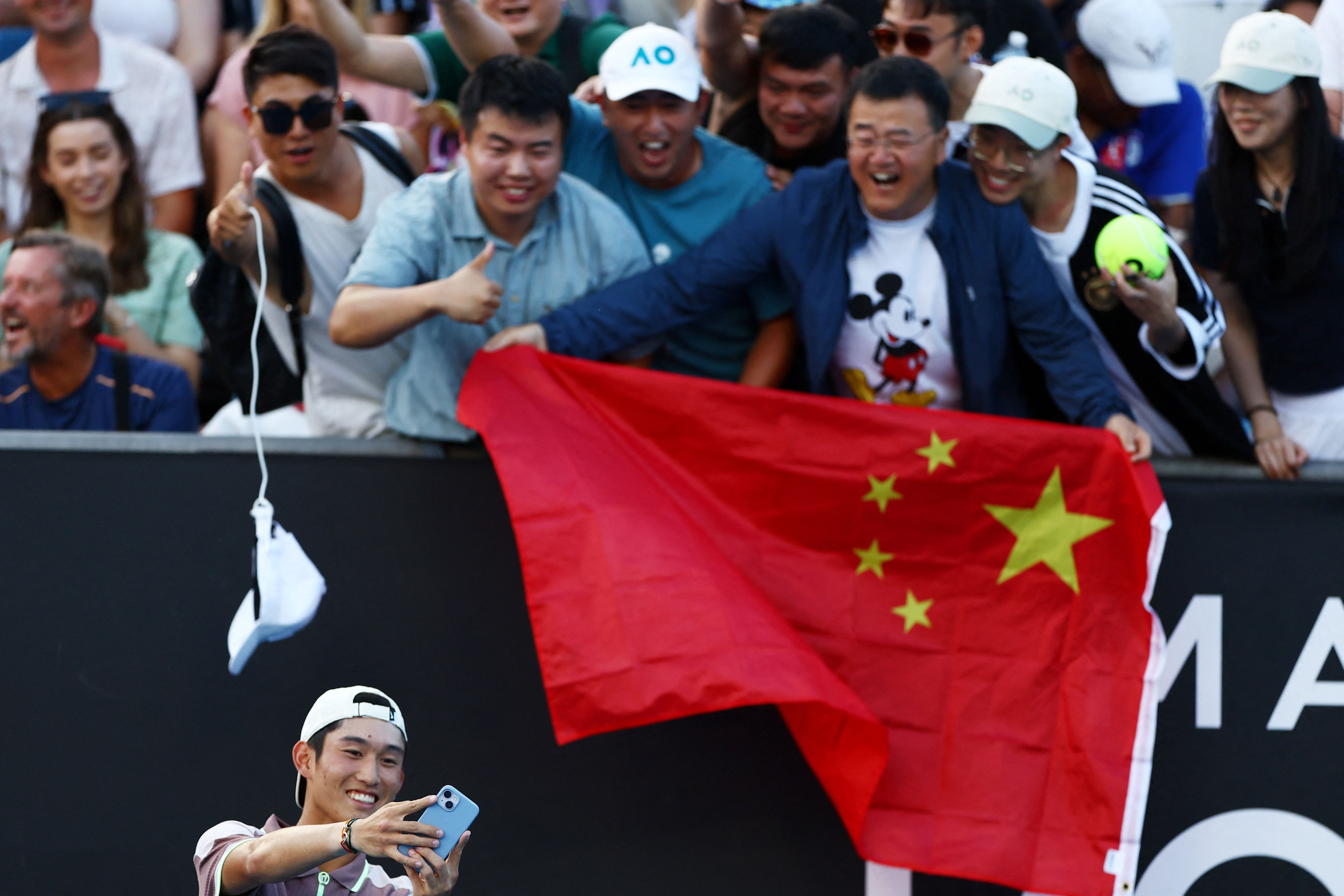Shang se hace un selfie con la grada tras pasar a segunda ronda de Australia (REUTERS/Edgar Su)