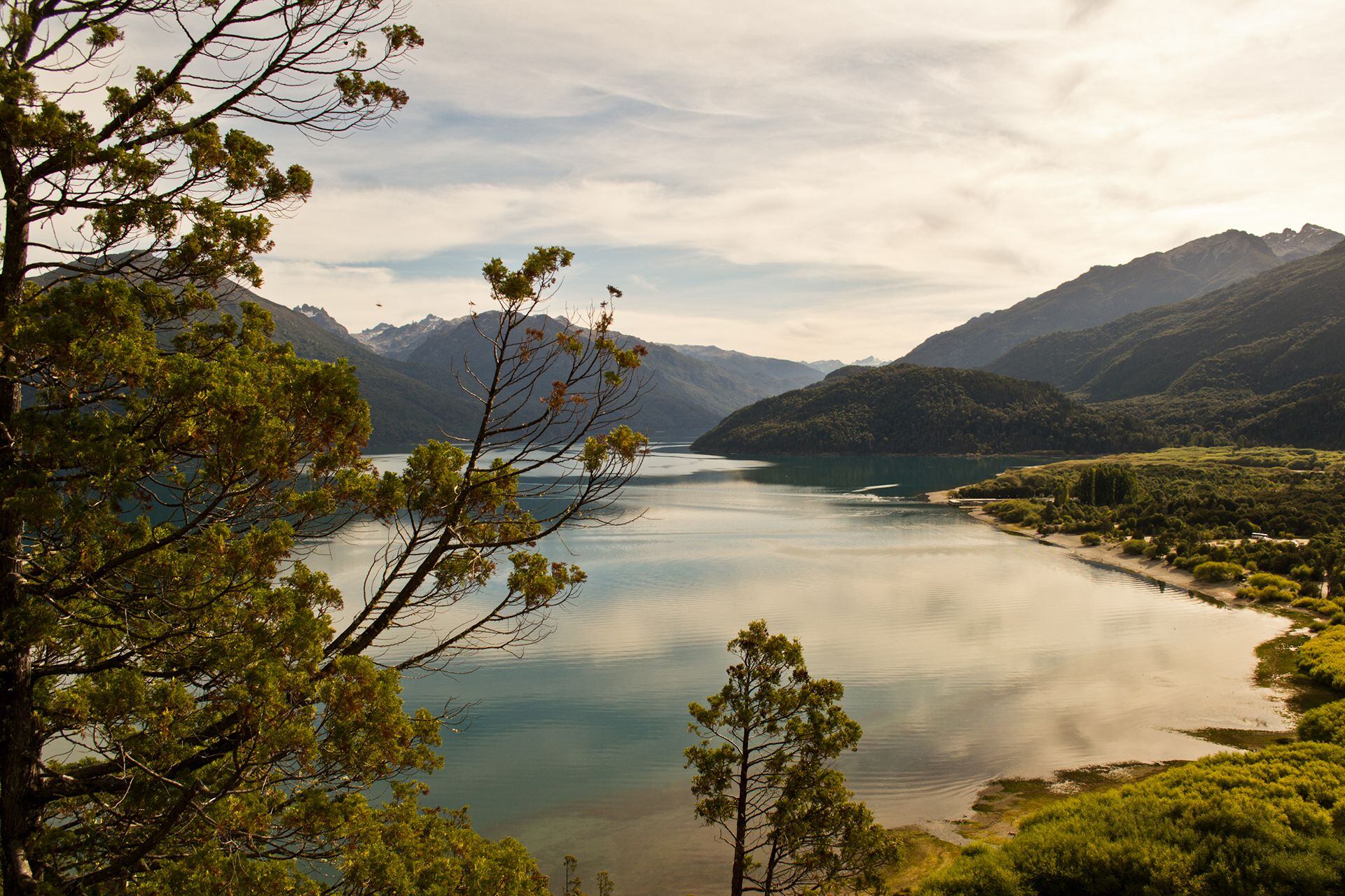 Lago Puelo y su naturaleza tientan a quienes quieren disfrutar de vacacionar cerca de la montaña (Shutterstock)