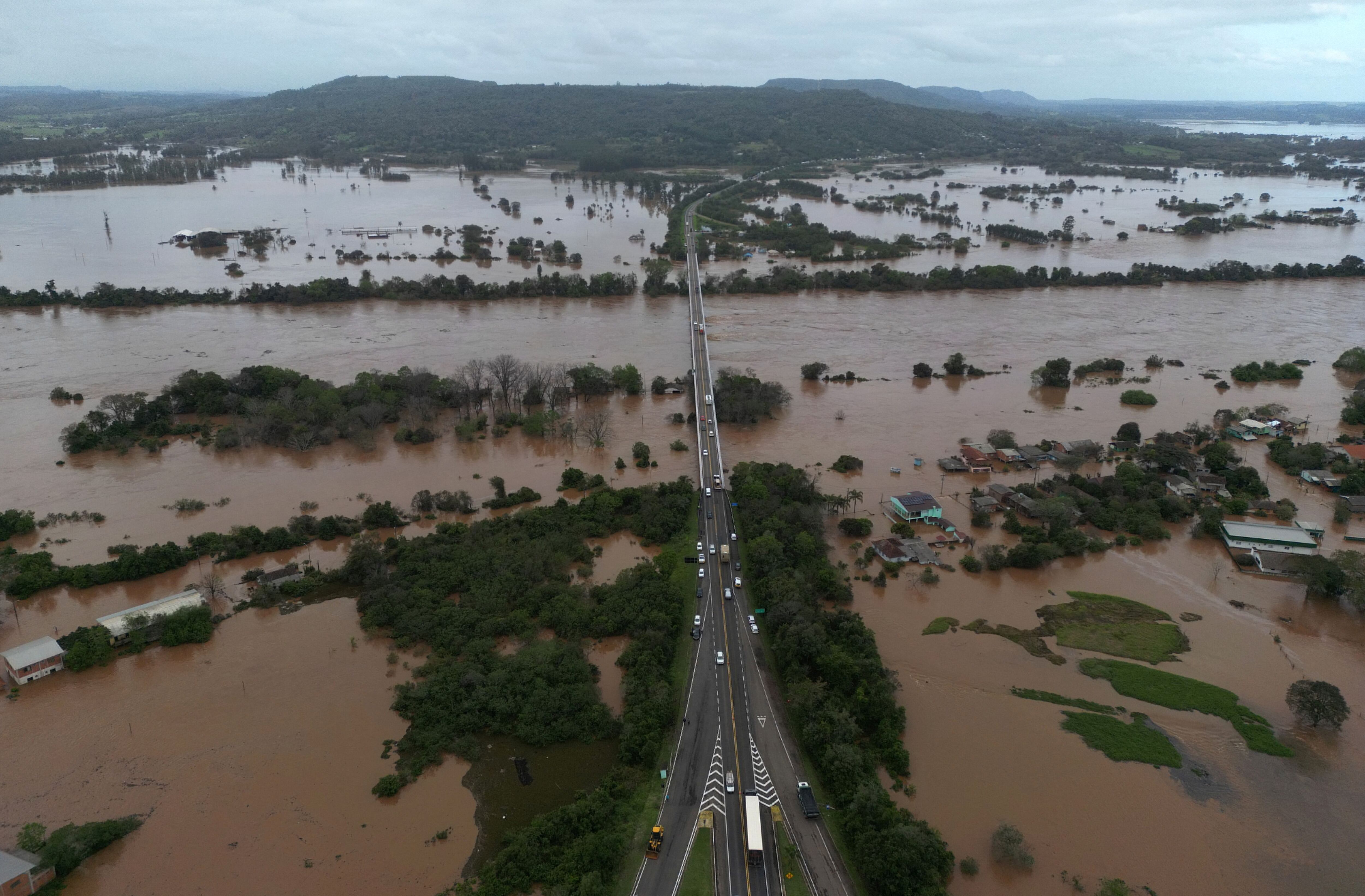Una vista aérea muestra daños e inundaciones tras el paso de un ciclón por ciudades del sur, en Venancio Aires, estado de Rio Grande do Sul (REUTERS/Diego Vara)