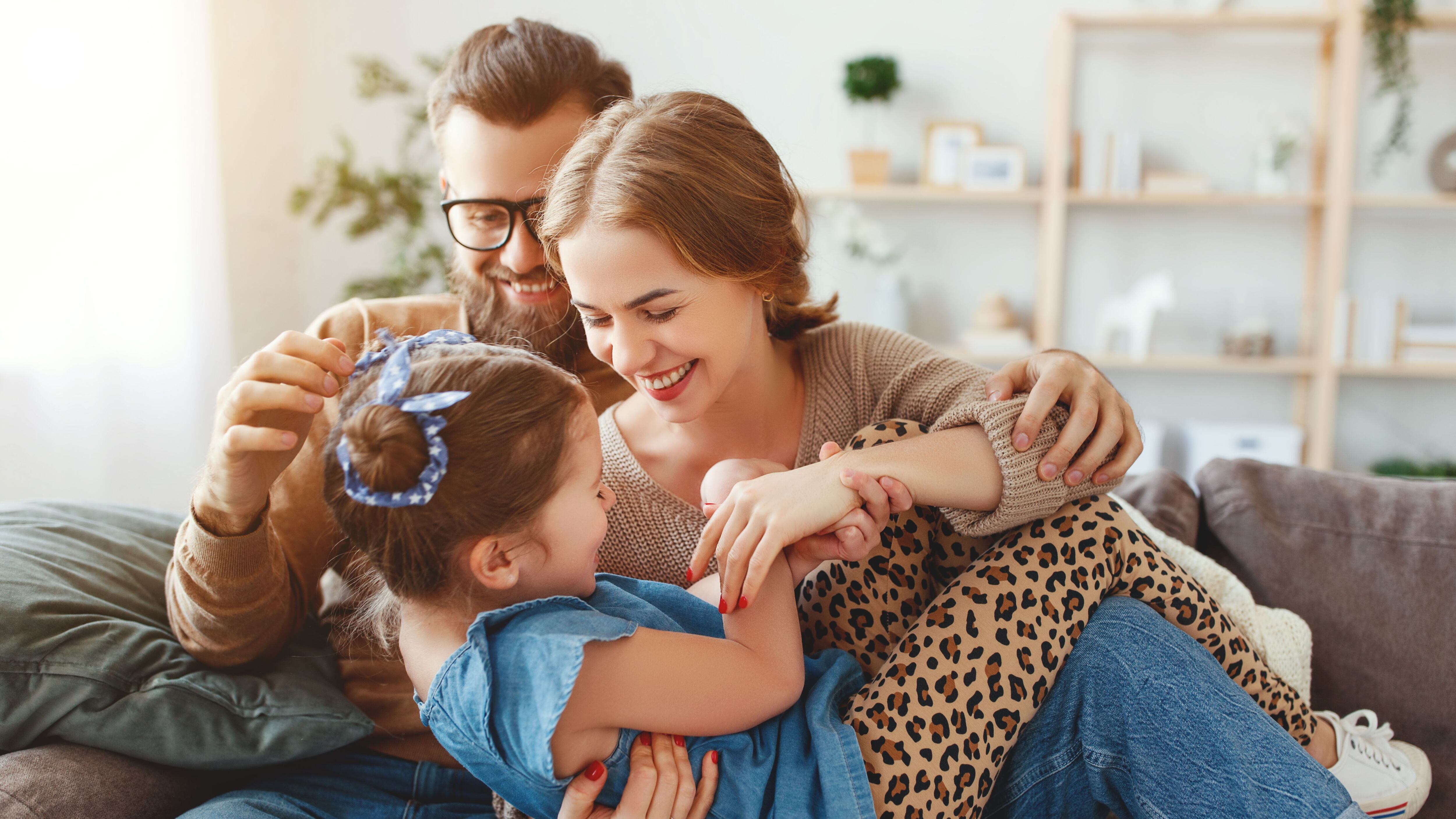 Los padres pasan más tiempo que nunca con sus hijos, y esto se debe en parte a los cambios en las convenciones sociales y al progreso económico (Shutterstock) 