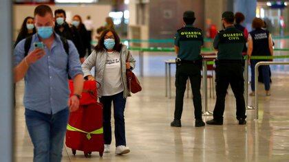 Imagen de archivo de agentes de la Guardia Civil observando la llegada de pasajeros al aeropuerto de Barajas de Madrid, España. 21 junio 2020. REUTERS/Sergio Pérez