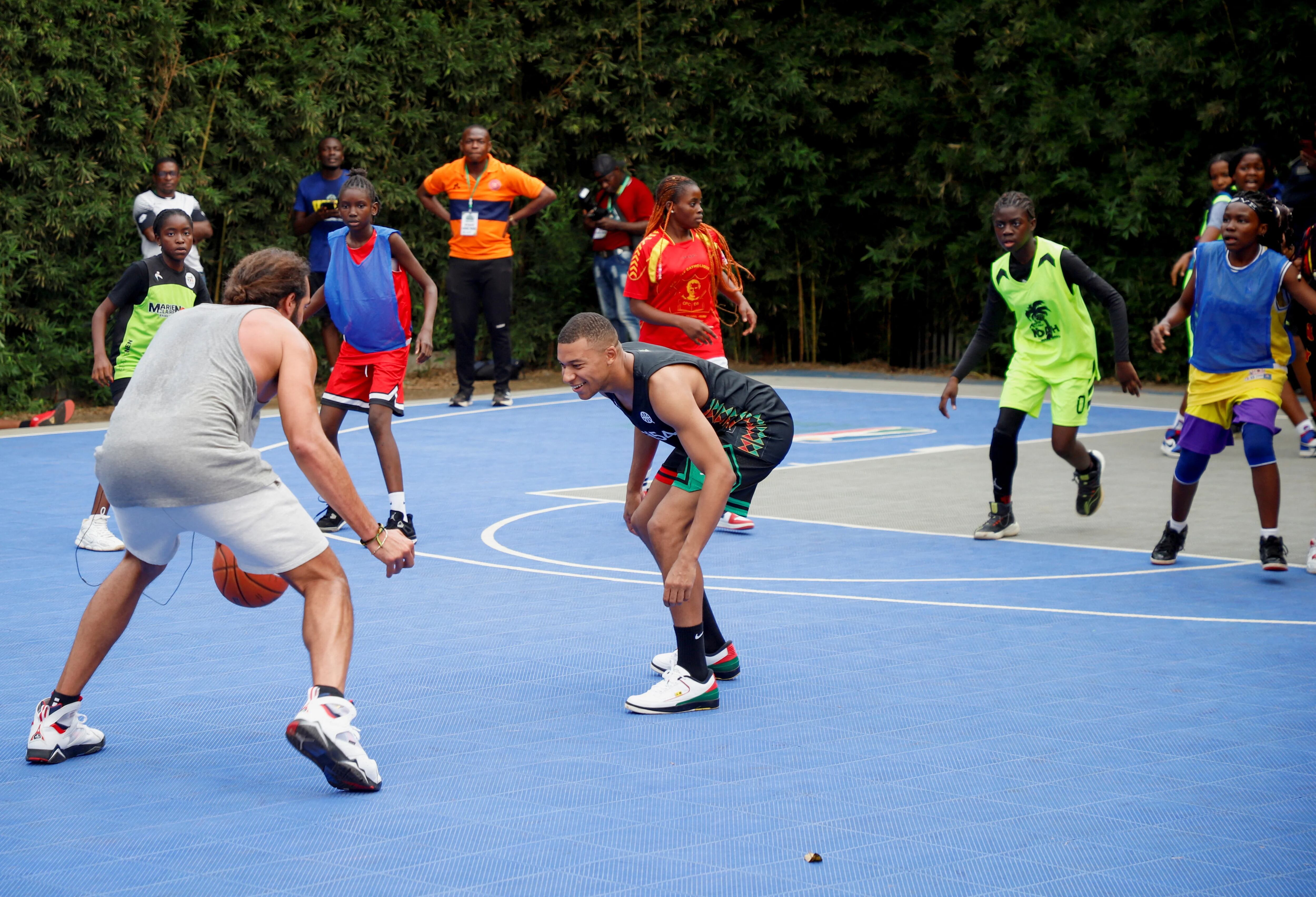 Mbappé jugó al basquet (Reuters)