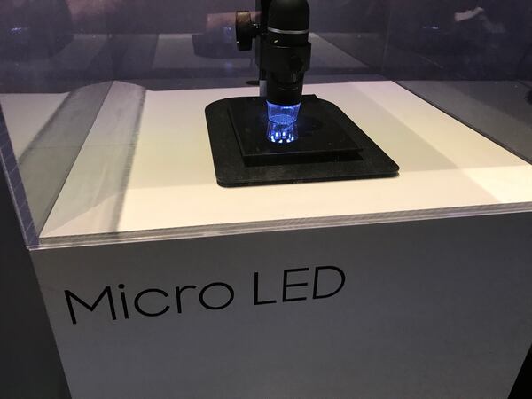 Integra tecnología microLED que emite su propia luz y así permite obtener colores más brillantes y mejor definición