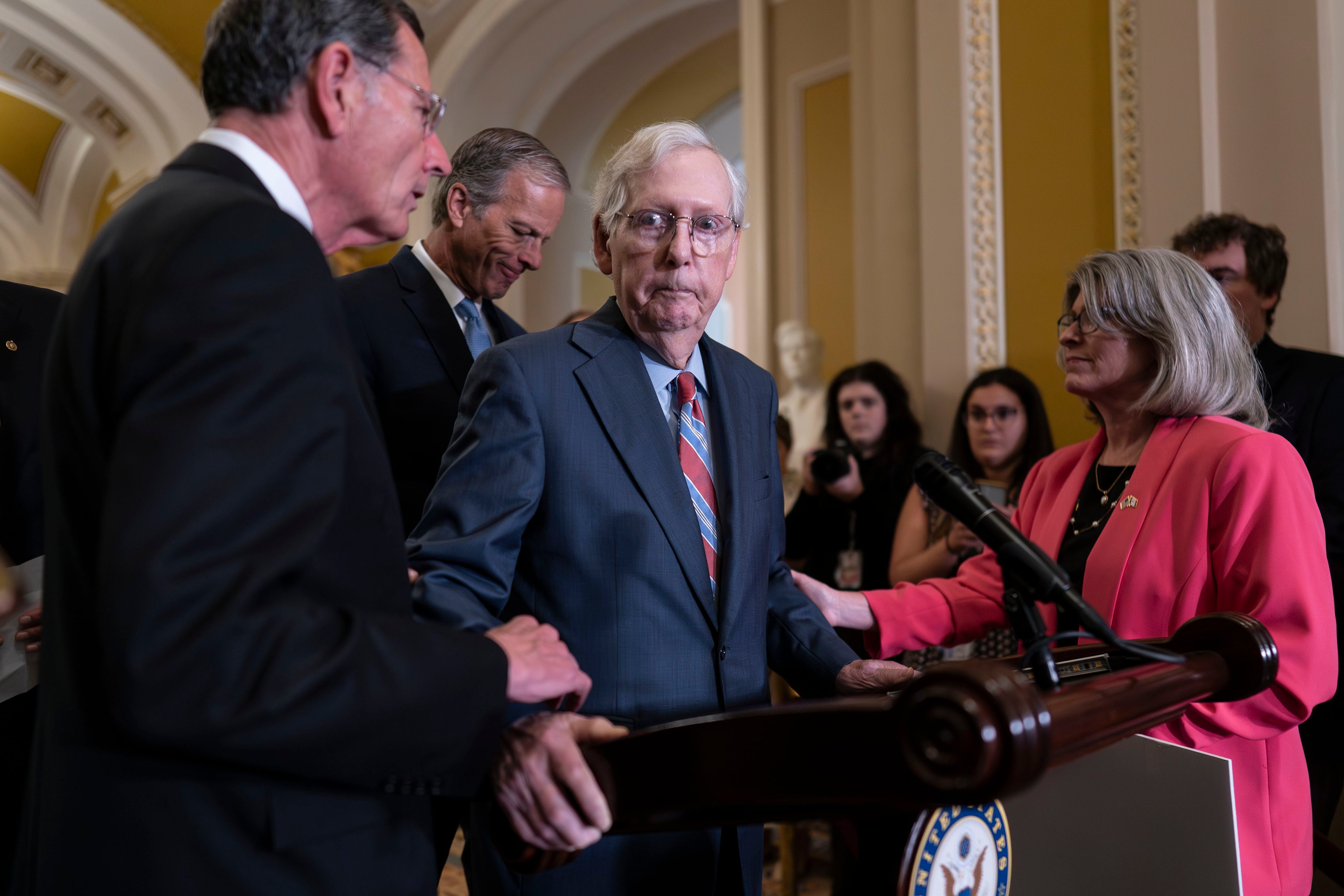 El republicano Mitch McConnell, destacada figura de su partido en el Senado estadounidense, despertó inquietudes sobre su salud tras quedar paralizado en una conferencia de prensa en el Capitolio. (AP)