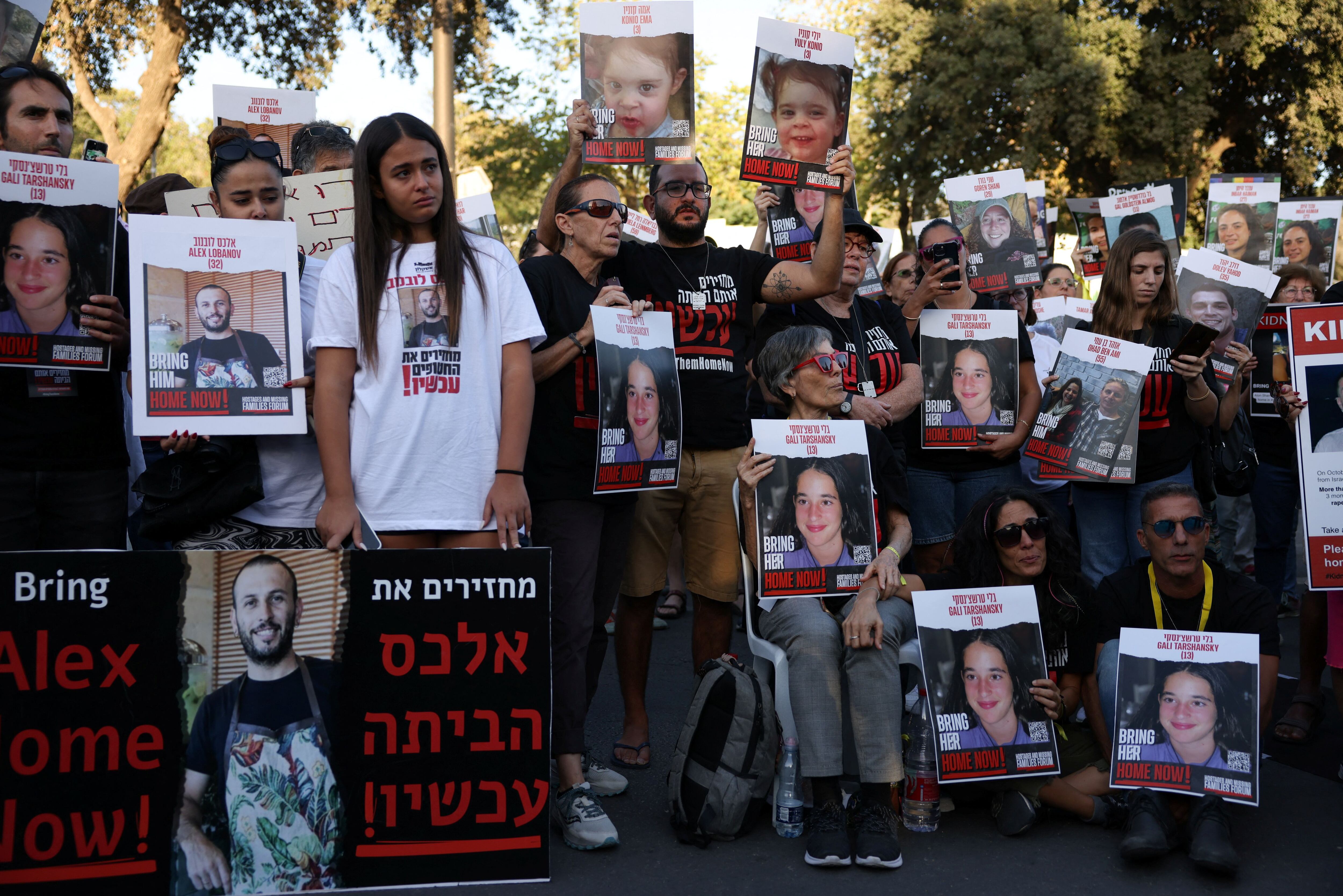 Familiares y simpatizantes de los rehenes retenidos en Gaza celebran una manifestación para exigir su liberación inmediata, frente a la Knesset (REUTERS/Ronen Zvulun)