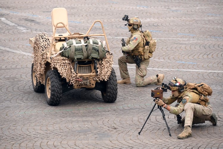 Soldados franceses ejecutan un ejercicio con equipo de no especificado durante el desfile (Lionel BONAVENTURE / AFP)
