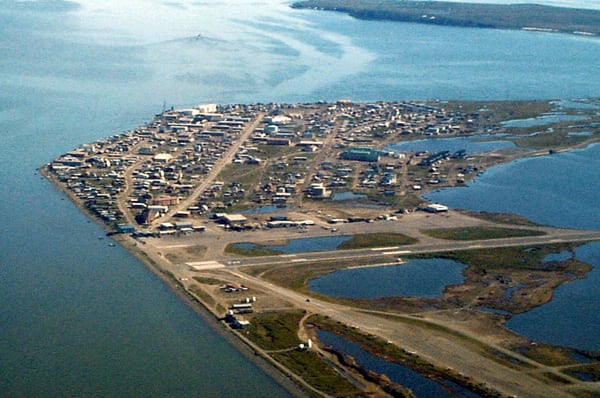 Vista aérea del poblado de Kotzebue, en el norte de Alaska
