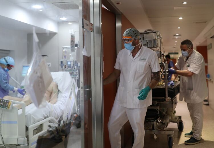 Personal médico se prepara a atender a un enfermo de coronavirus en la unidad de cuidados intensivos del Hospital Clinic de Barcelona (REUTERS/Nacho Doce)