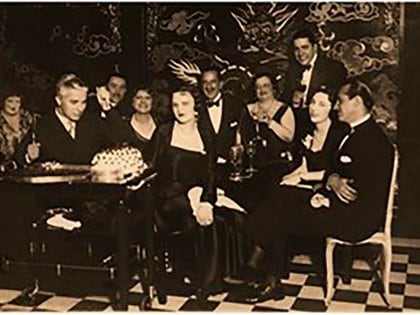 La anfitriona Sadie Baron Wakefield posa junto a Carlos Gardel y Charles Chaplin. (1932)
