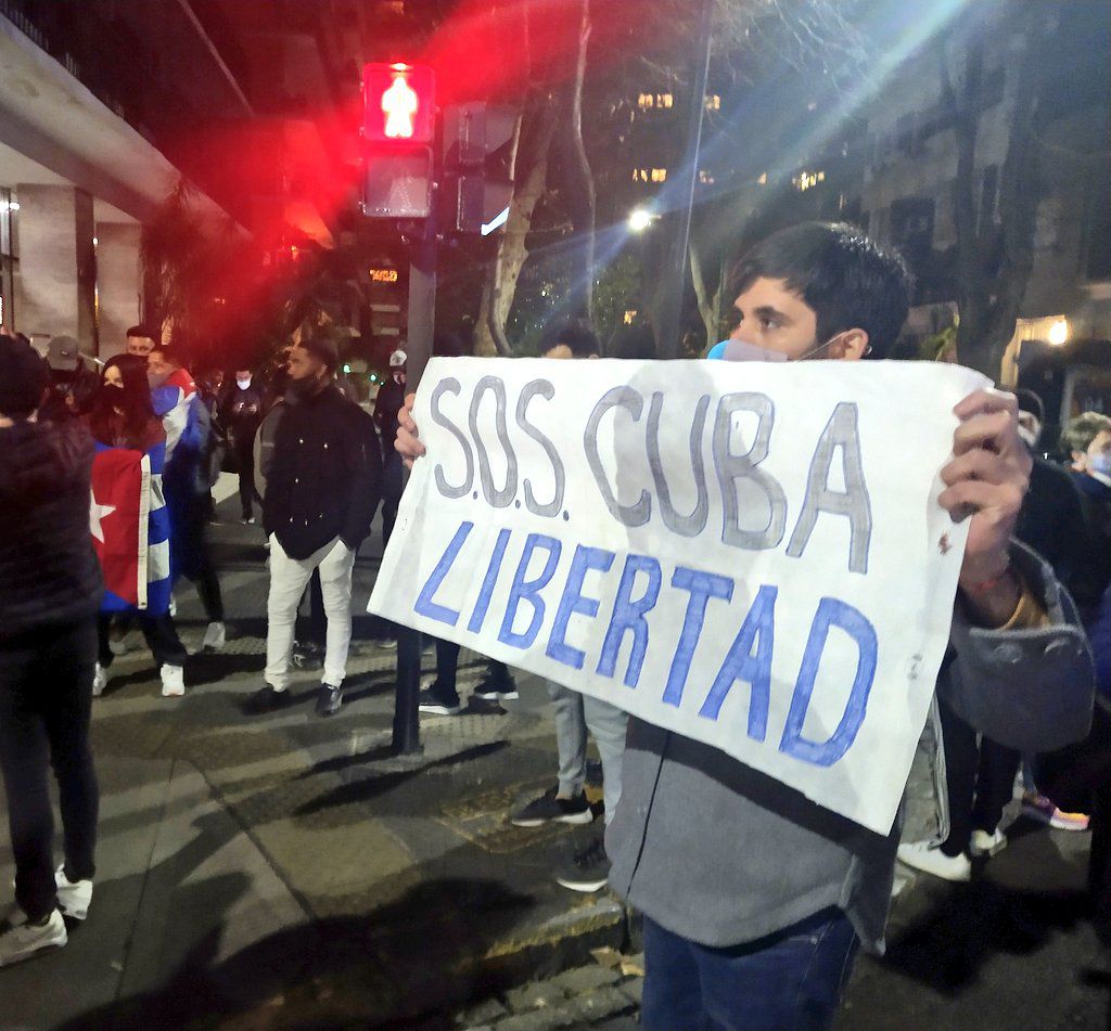 "S.O.S Cuba": una de las pancartas de los manifestantes 