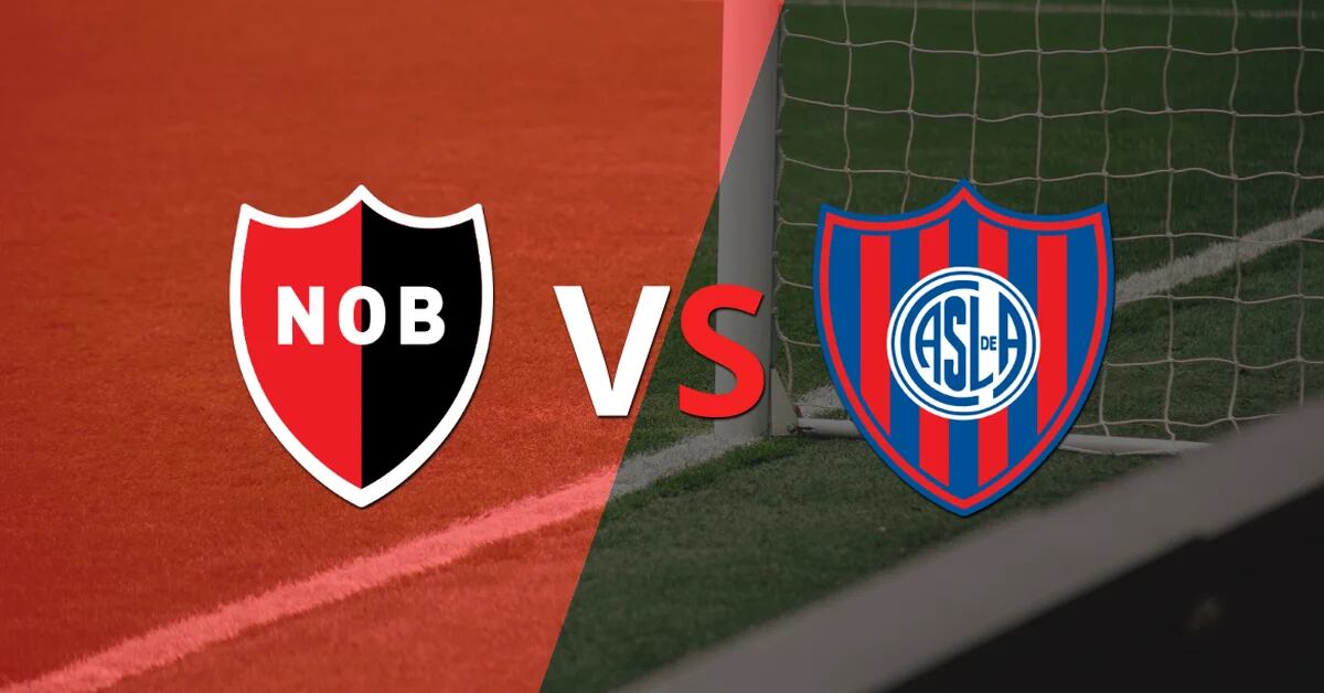 The match between Newell`s and San Lorenzo begins at the Coloso del Parque