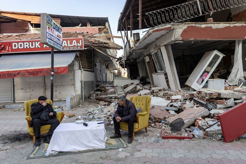 Dos hombres frente a propiedades destruidas tras el terremoto en Antioquía del 7 de febrero que dejó 55.000 muertos. El sismo desnudó las falencias del Estado (REUTERS/Eloisa López)