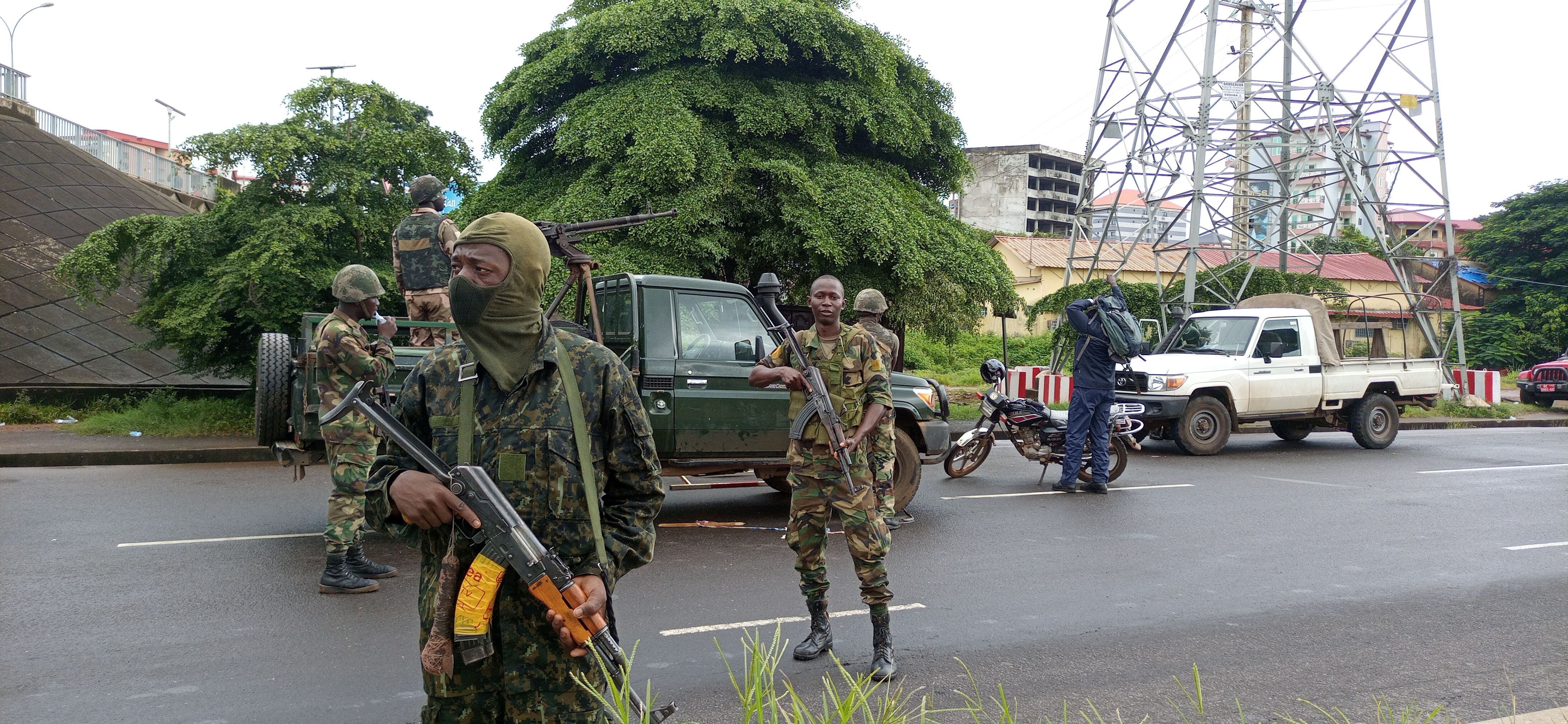Los soldados en medio de las calles de Guinea. Foto: REUTERS/ Souleymane Camara  