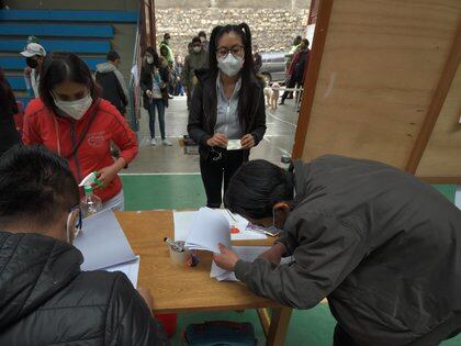 Un grupo de personas acude a su colegio electoral en La Paz, durante las elecciones generales de Bolivia, celebradas este domingo (CHRISTIAN LOMBARDI / ZUMA PRESS / CONTACTOPHOTO)
