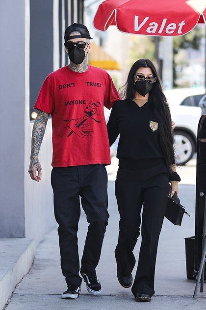 Salida romántica. Kourtney Kardashian y su novio, Travis Barker, compartieron un almuerzo en un exclusivo restaurante de West Hollywood