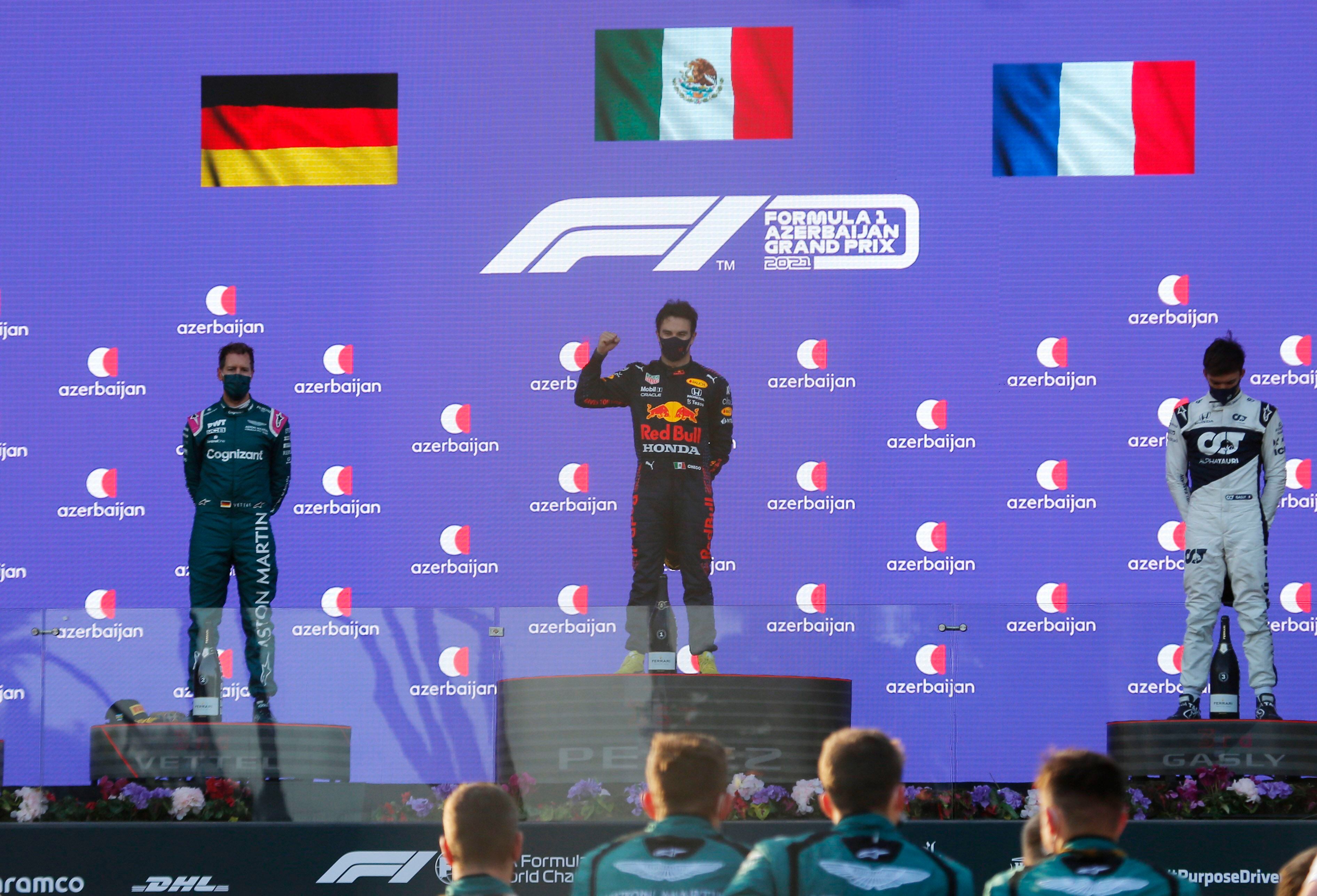 Checo Pérez estuvo acompañado por Sebastian Vettel y Perre Gasly en su segunda victoria de la Fórmula 1 (Foto: REUTERS/Anton Vaganov)